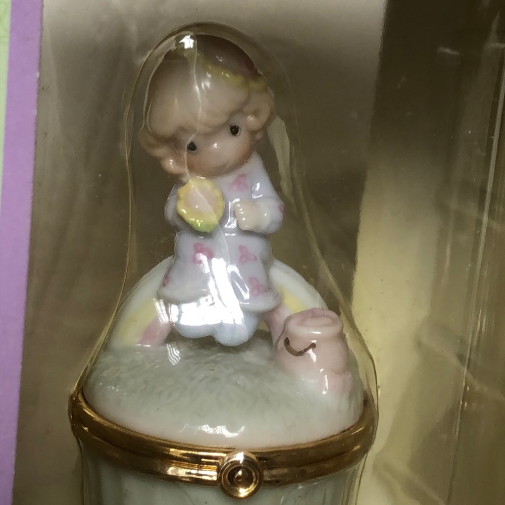 😊Precious Moments baby figural porcelain hinged collectible box 2000